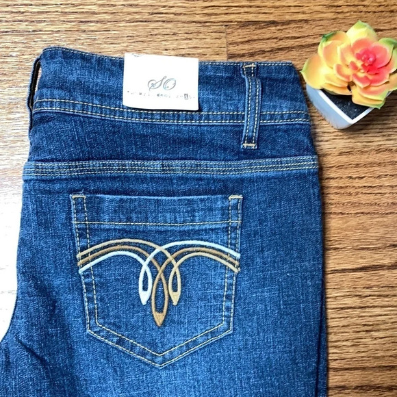 NWT SO Dark Denim Bermuda Cuffed Shorts Sz: 11 - Picture 5 of 8